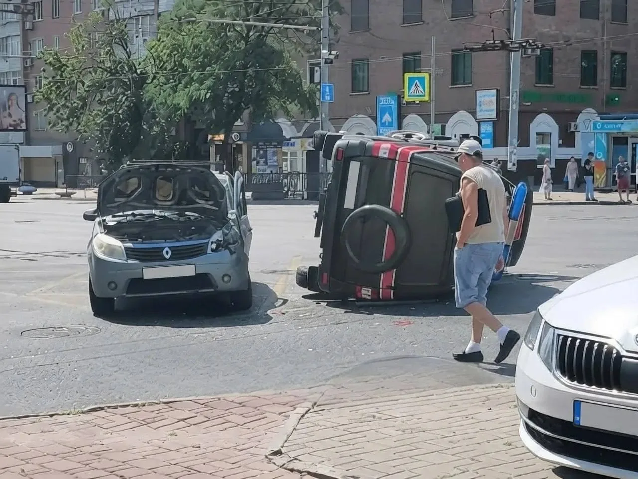 Машина военной полиции перевернулась после столкновения с Renault в центре Ростова — авария произошла на перекрёстке, где в тот момент не работали светофоры.