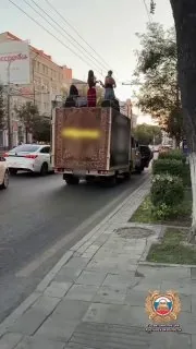 Людей катали на крыше автомобиля с канатами в Ростове — водителя остановила полиция и составила на него три протокола.