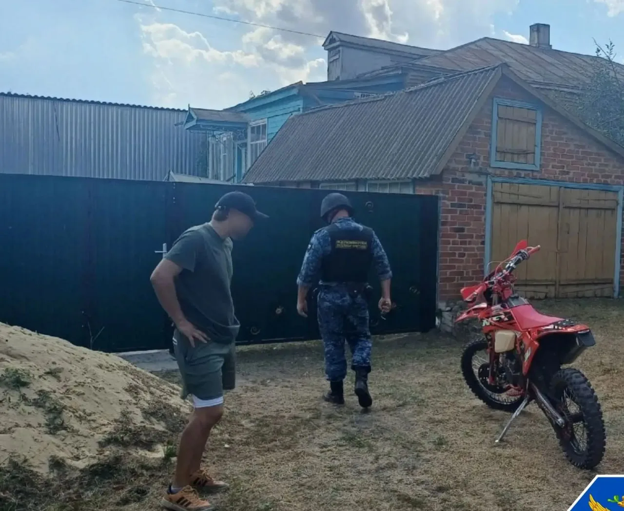 Пристав притворился покупателем мотоцикла и поймал алиментщика в Ростовской области — мужчина задолжал детям больше 808 тысяч рублей.
