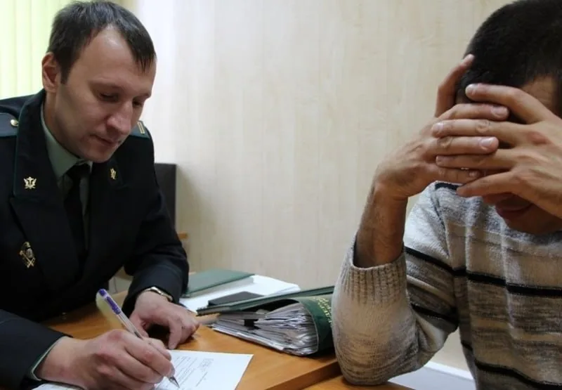 Пристав притворился покупателем мотоцикла и поймал алиментщика в Ростовской области — мужчина задолжал детям больше 808 тысяч рублей.