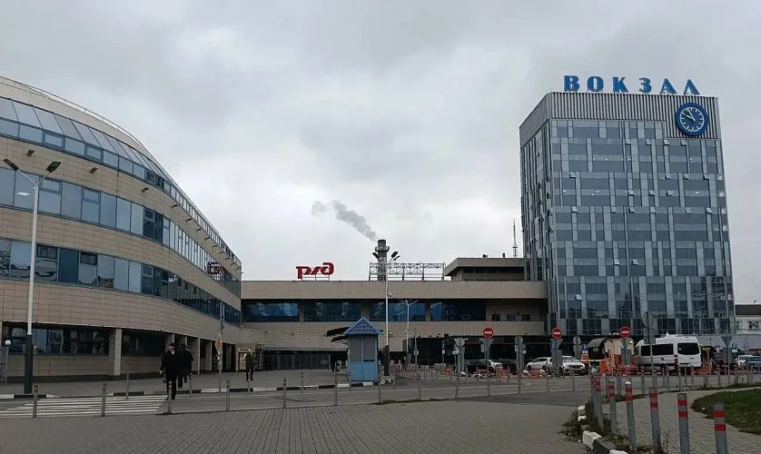 Парковка у вокзала Ростов-Главный подорожала с 100 до 300 рублей в час из-за антиконкурентного соглашения — РЖД оштрафовали больше чем на 1,3 млн рублей.