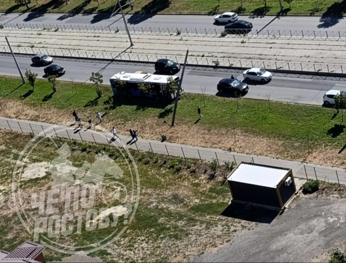 Водитель автобуса № 67 потерял сознание за рулём в Ростове — многотонный МАЗ после этого врезался в опору ЛЭП на Ерёменко.