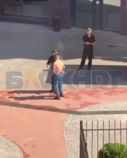 Двое мужчин под наркотиками устроили драку во дворе жилого комплекса в Ростове — разнять их не смогли даже охранники.