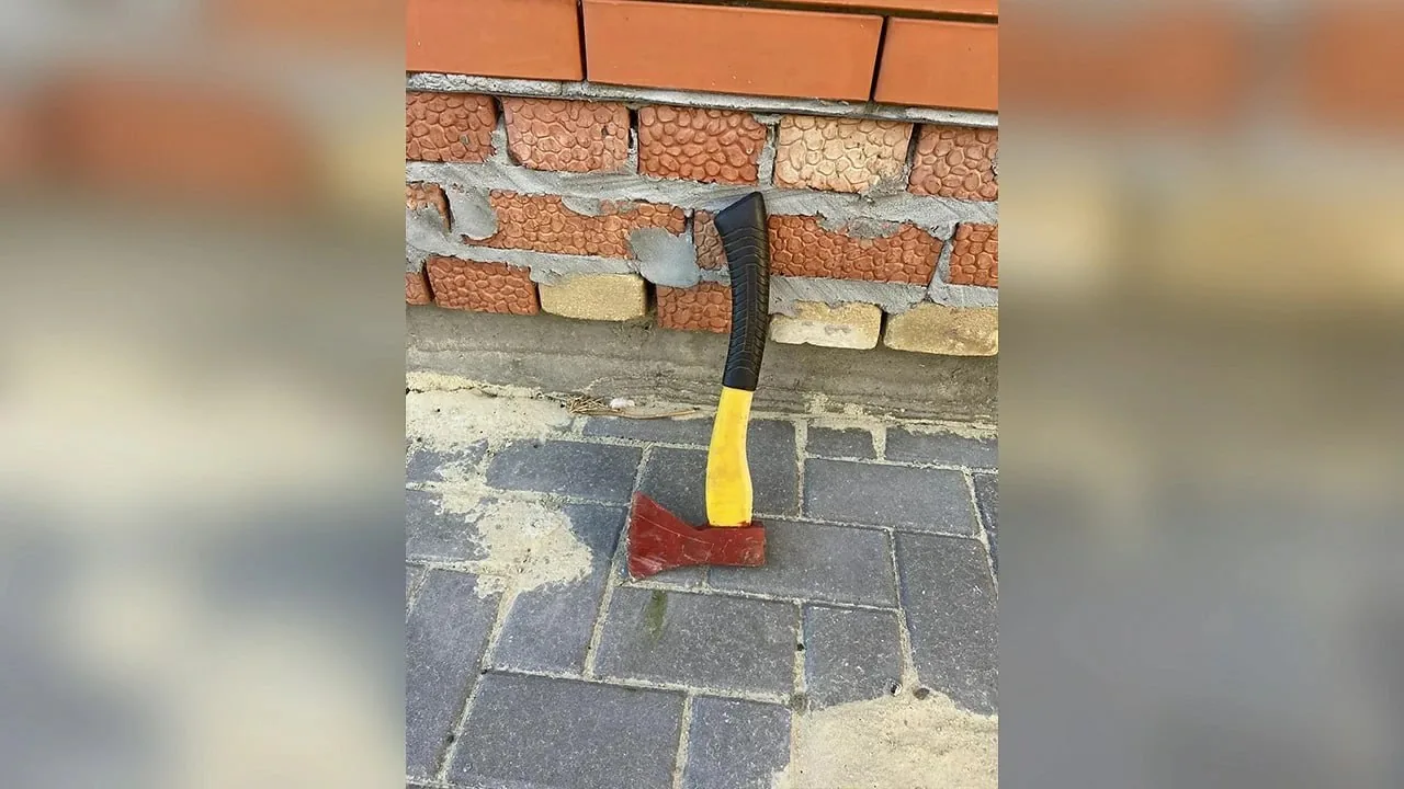В станице Бессергеневская под Новочеркасском мужчина разбил дверь храма топором и оказался в больнице.