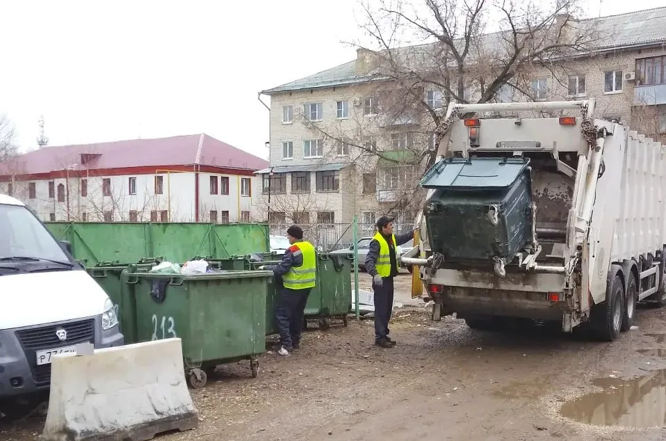 Тариф на вывоз мусора в двух зонах Ростовской области с 1 октября вырастет на 7,3–9,9% — до 1489,71 и 973,76 рубля за кубометр.