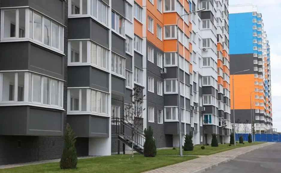 Около 100 тысяч человек могут заселиться в новые микрорайоны под Ростовом, но воды на них пока не хватает — «Ростовводоканал» не сможет подключить застройку без риска для донской столицы.