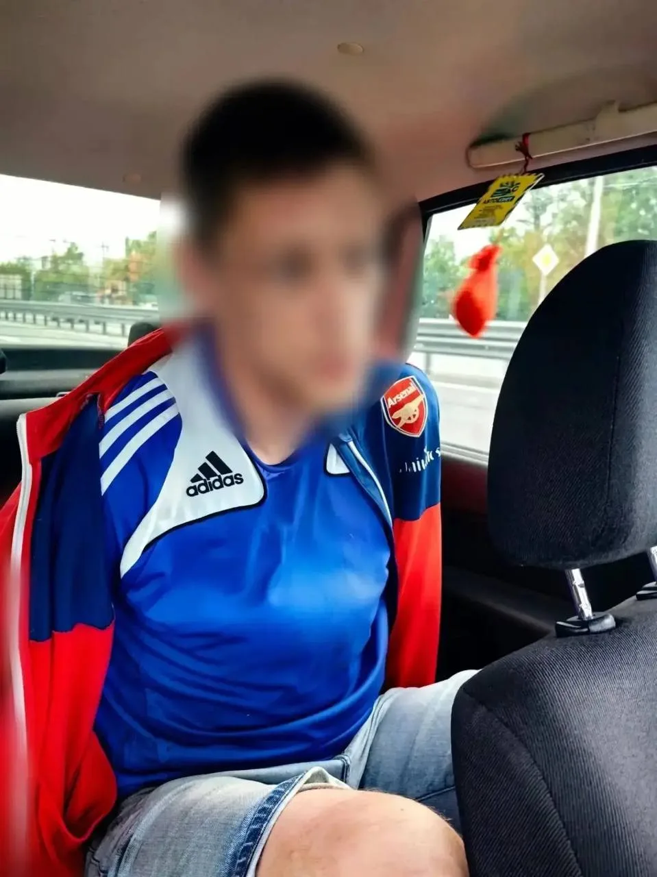 В Аксае задержали мужчину, который выхватил у женщины 50 тысяч рублей.