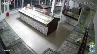 Разбил витрину ювелирного магазина мусорным баком и вынес серебра на 300 тысяч рублей — 38-летнего рецидивиста поймали в Батайске, когда он пытался сдать добычу в ломбард.