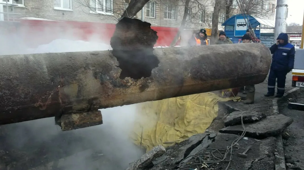Больше половины теплосетей изношены в Ростове — у двух крупных компаний показатель уже превышает 50–60%, а полной замены труб власти пока не планируют.