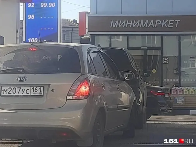 Бензин по 122 рубля за литр дошёл до суда в Ростове — УФАС подтвердило необоснованное завышение цен, а горожанка теперь требует с АЗС вернуть переплату.