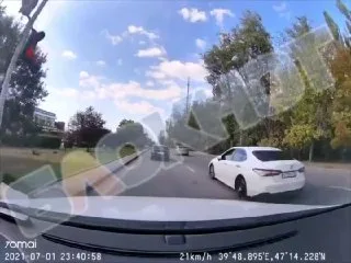Появилось видео момента смертельного ДТП на 40-летия Победы в Ростове — Toyota Camry потеряла управление и врезалась в рекламный щит.