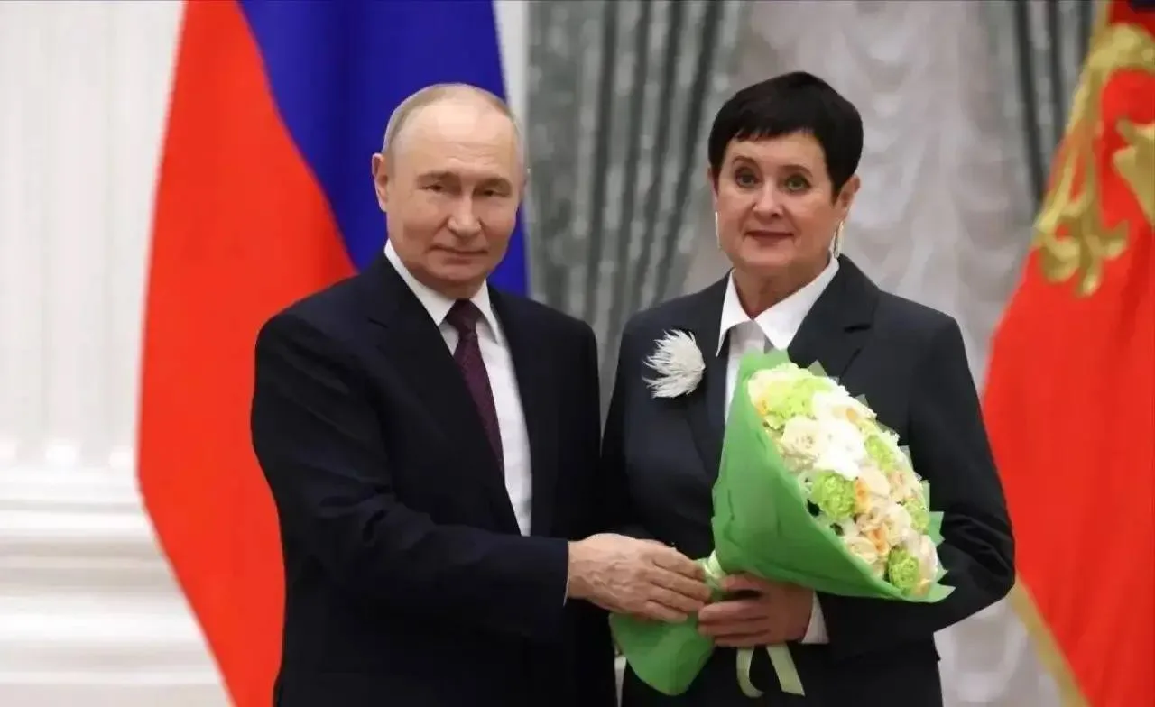 Учитель физкультуры ростовской гимназии №46 Ирина Белякова получила от Владимира Путина государственный знак «За наставничество» — среди её выпускников Герой России Илья Споняков.