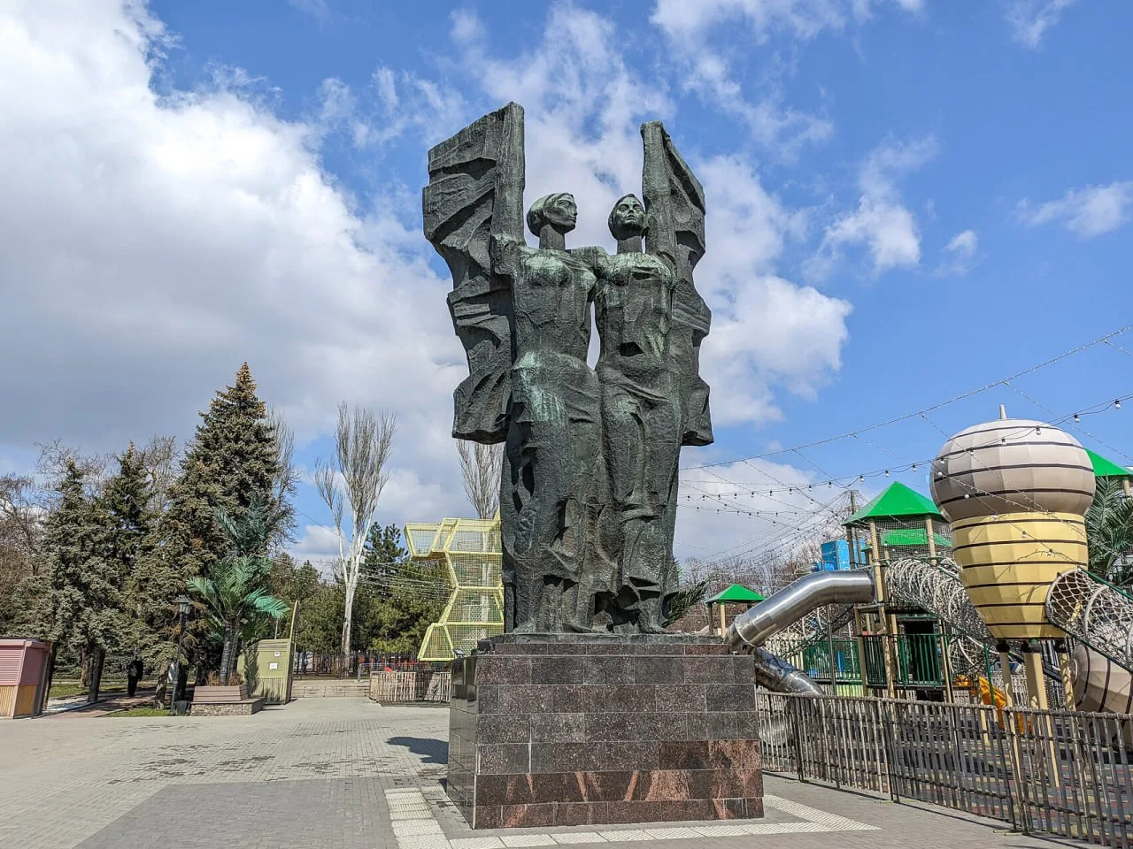 Ростовские власти требуют вернуть парк Плевен и связанную с ним недвижимость городу.