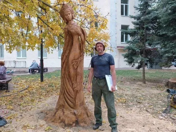 Азовский мастер превращает сухие деревья в сказочных героев.