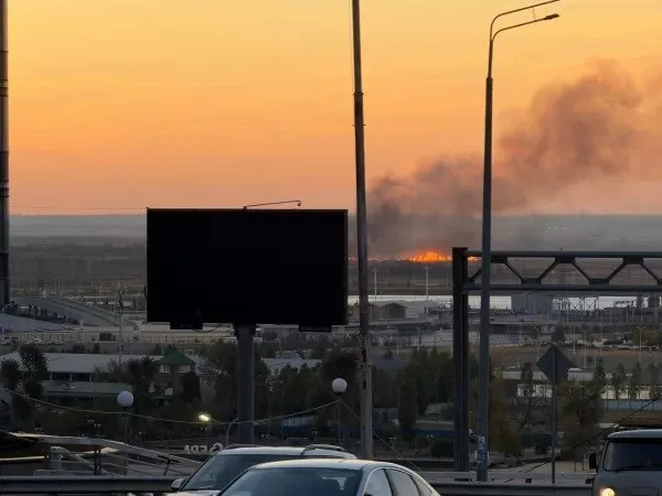 На левом берегу Дона утром 29 октября загорелась сухая трава, а сильный ветер распространил огонь на большую площадь.