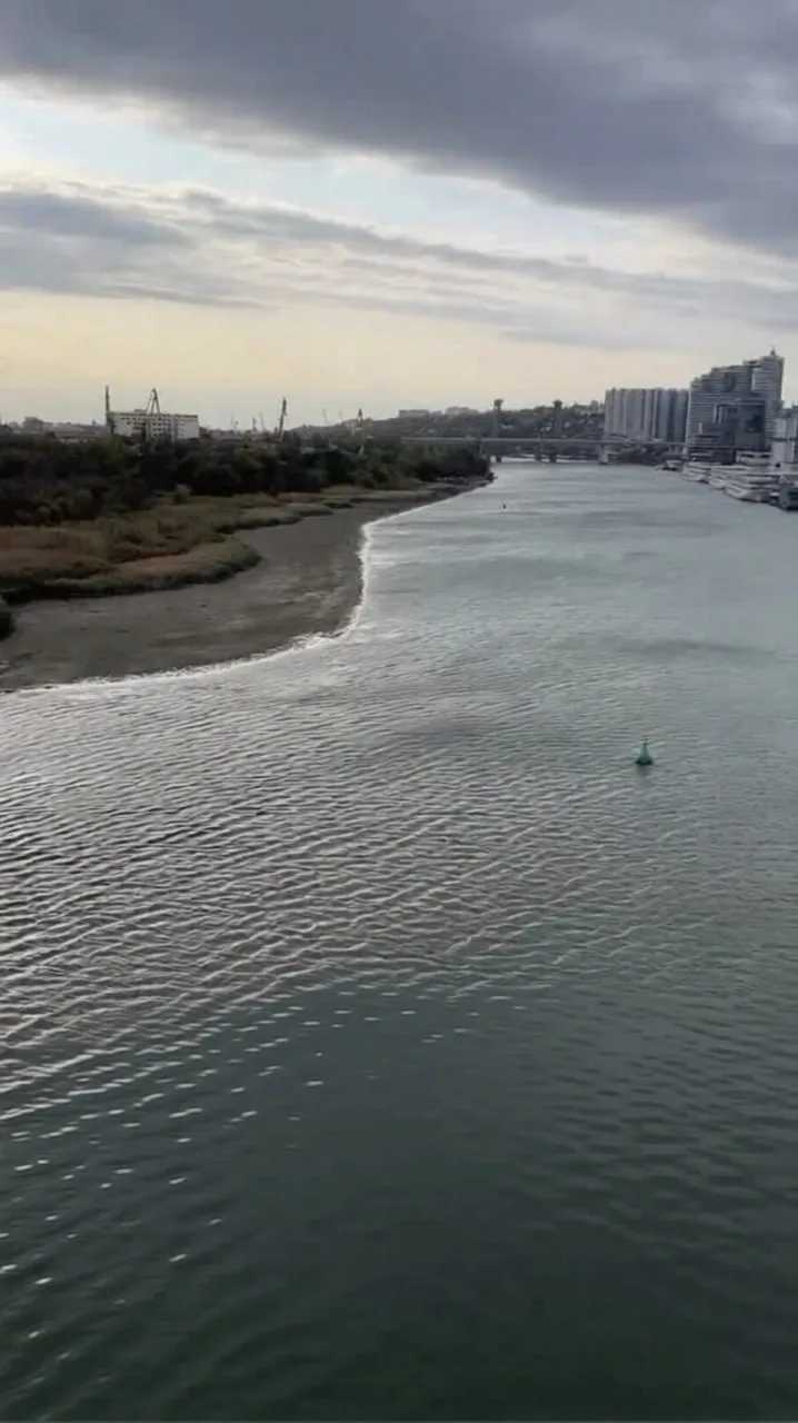 На участке Дона от Аксая до Азова уровень воды опустился ниже неблагоприятных отметок из-за сильного восточного ветра.