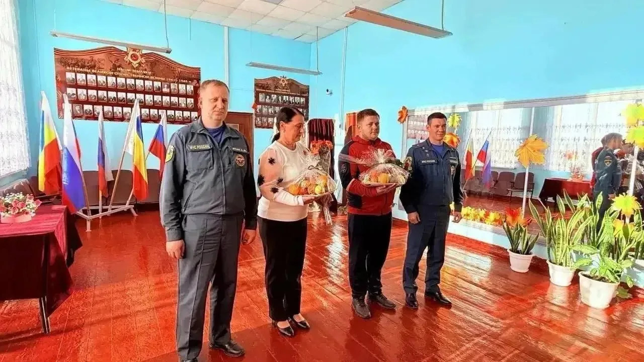 Двух жителей Красносулинского района наградили медалями «За спасение на пожаре» за то, что в августе 2025 года они спасли из горящего дома в селе Табунщиково двух мальчиков — двух и четырёх лет.